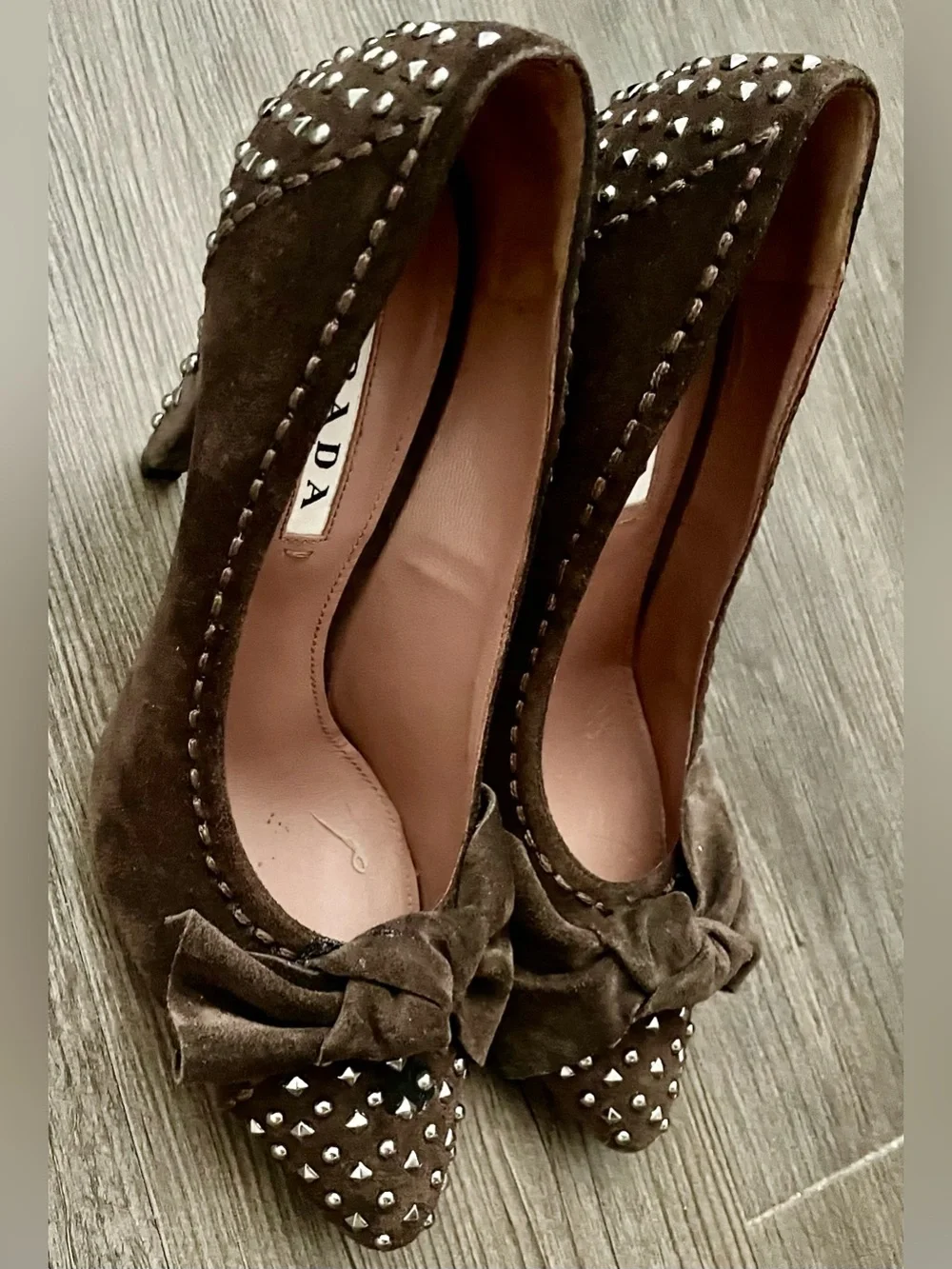 🍸 Prada Brown Suede Pointed-Toe Studded Bow Pumps 🍸